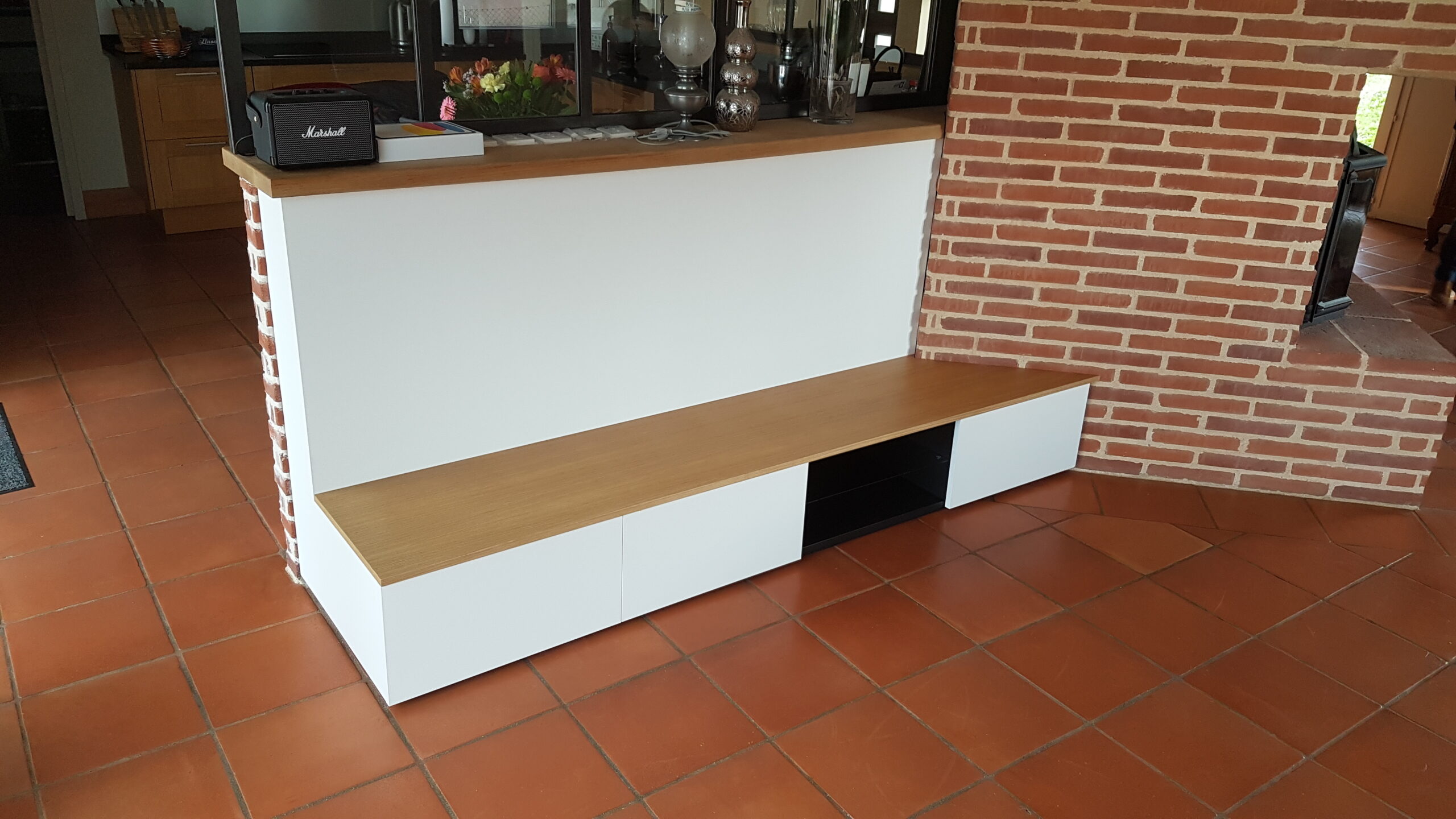 Banc rangement bois clair salon contemporain Toulouse