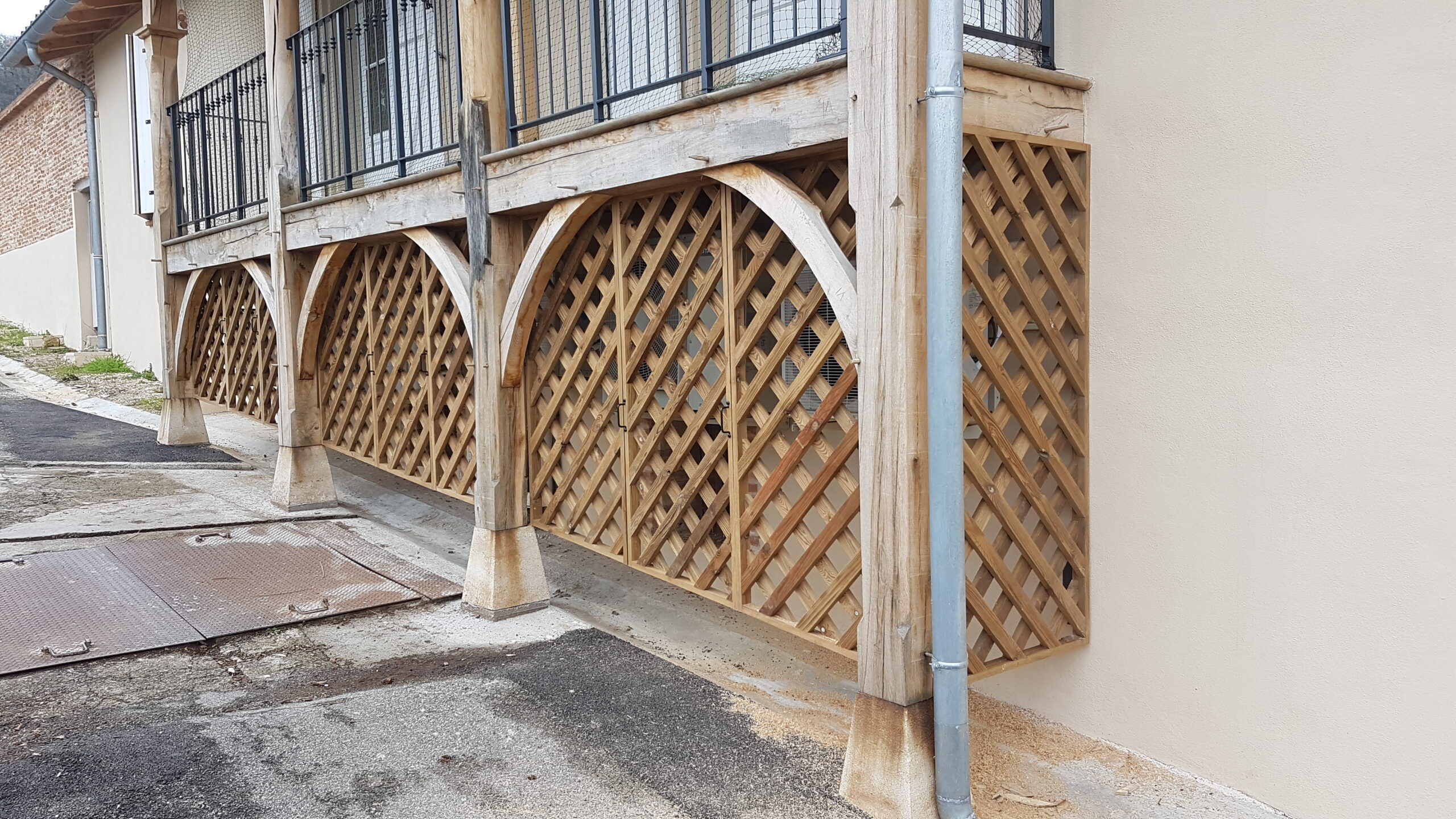 Claustra bois sur mesure façade maison Toulouse