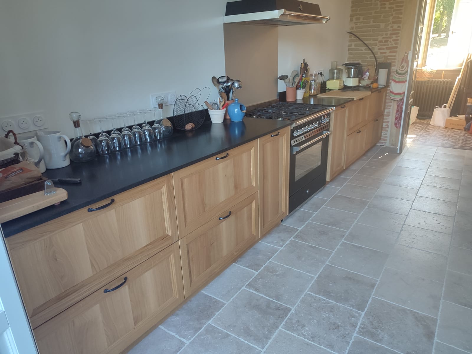 Cuisine design moderne bois clair plan noir Toulouse