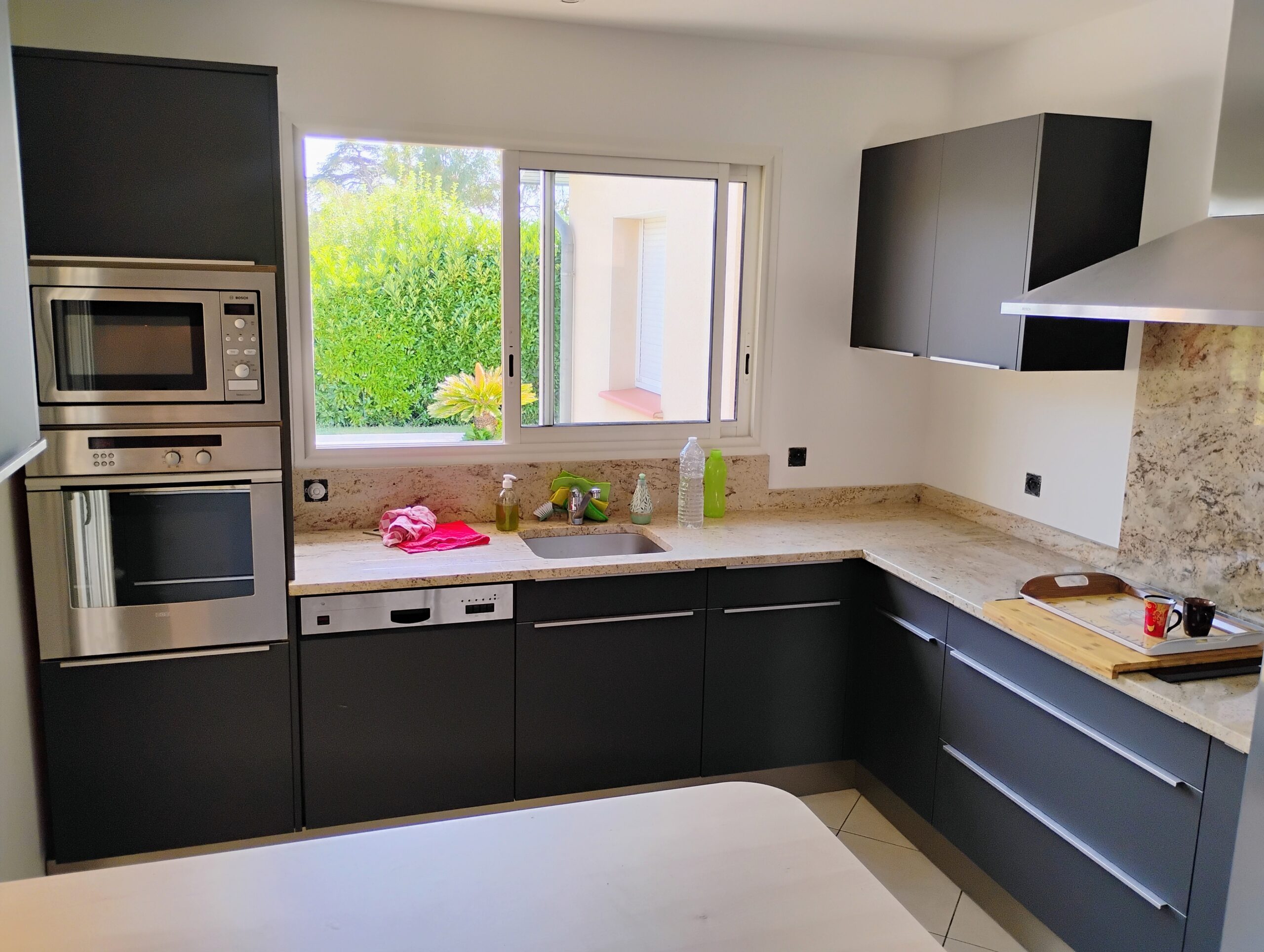 Cuisine équipée gris anthracite plan travail granit Toulouse