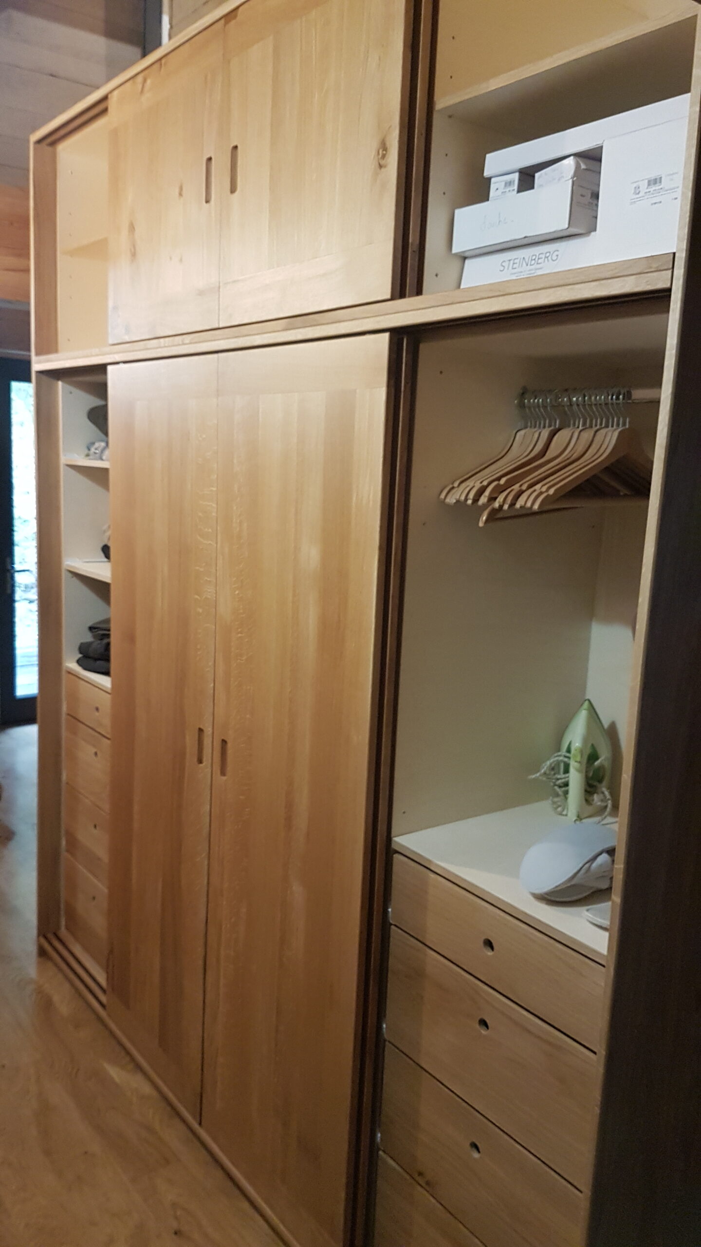 Dressing coulissant bois clair rangements modulables Toulouse