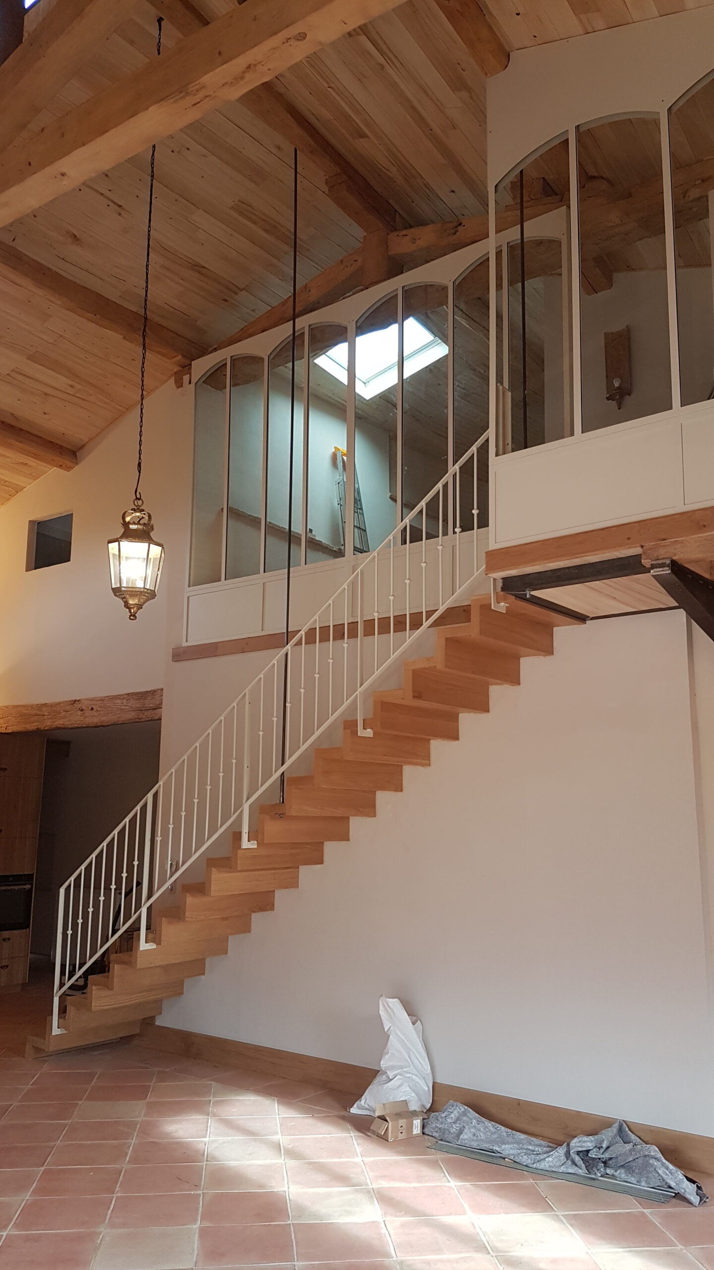 Escalier bois clair rampe métal blanc Toulouse