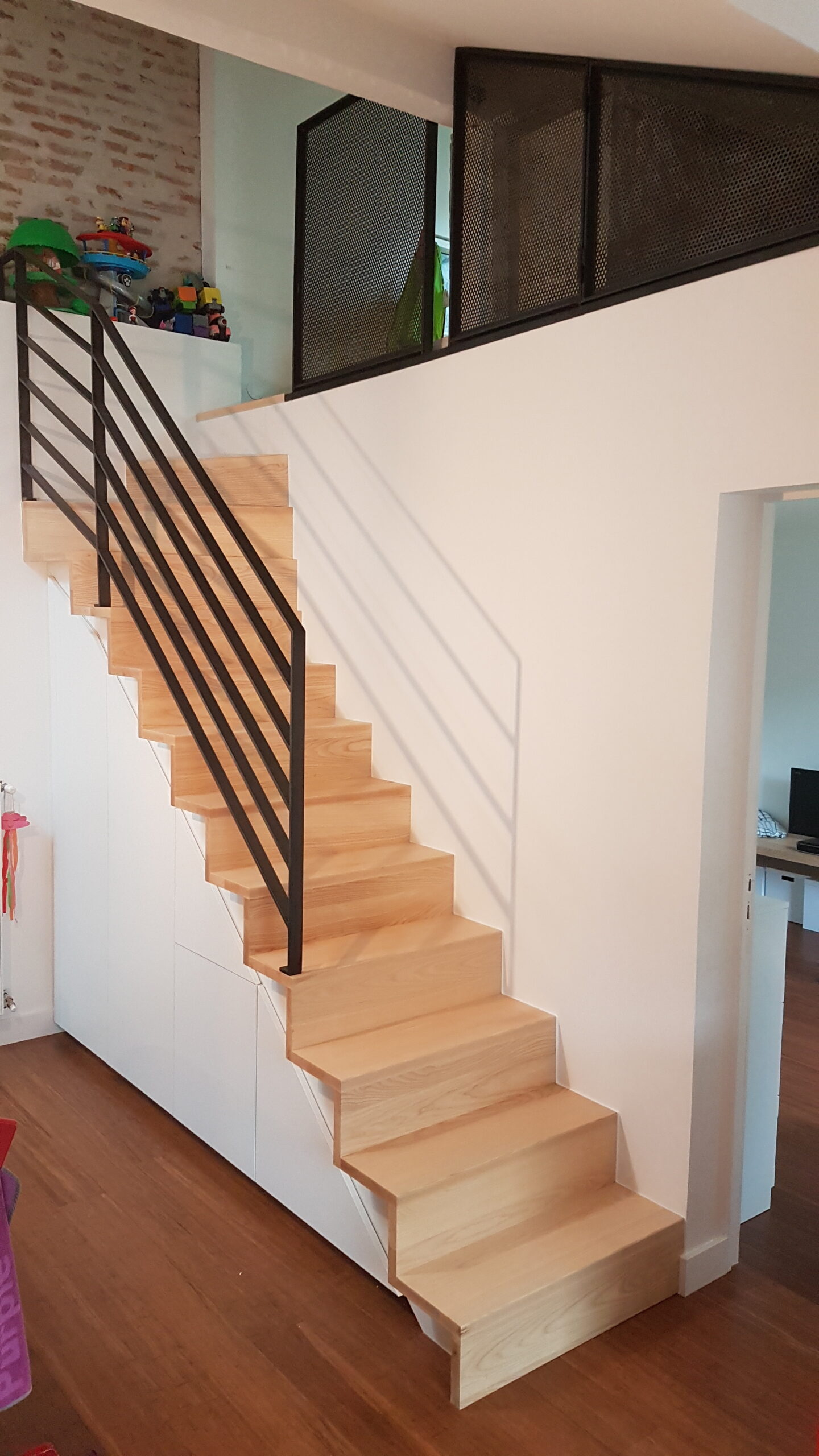 Escalier contemporain bois massif garde corps métal Toulouse