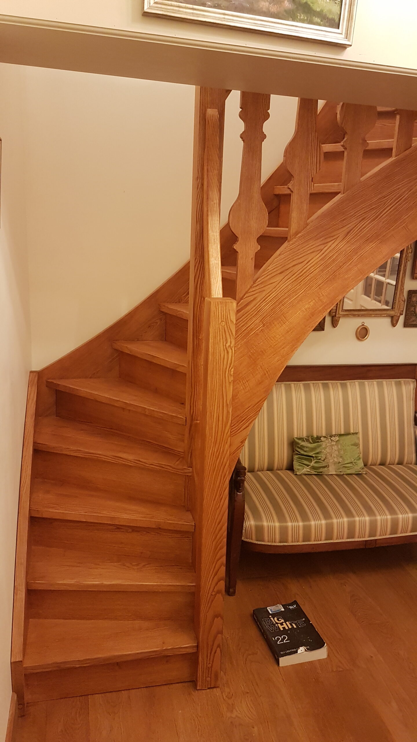 Escalier intérieur bois clair rampe sculptée Toulouse