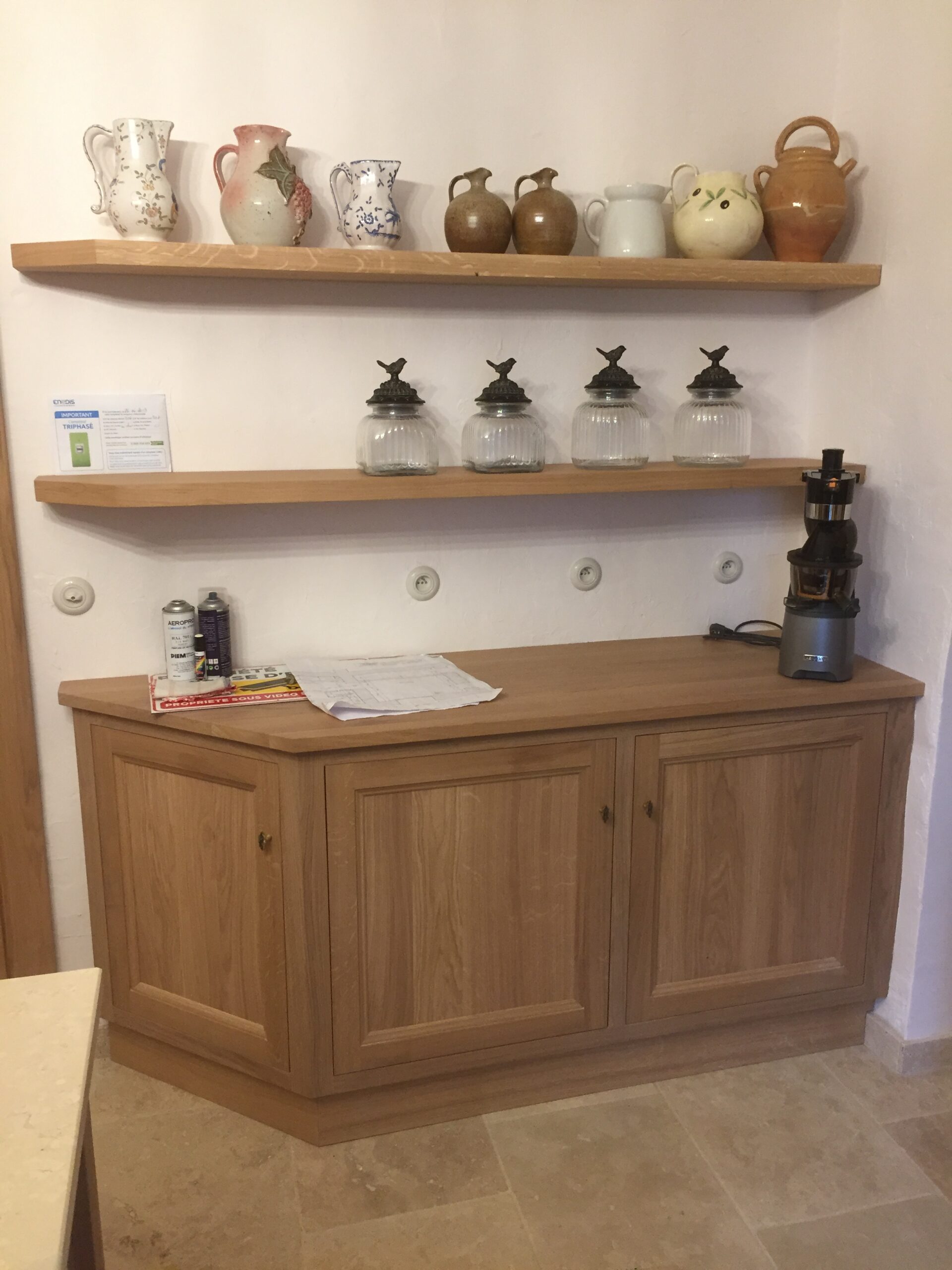 Plan de travail en bois massif, conception et installation sur mesure par un artisan menuisier sur mesure Toulouse.