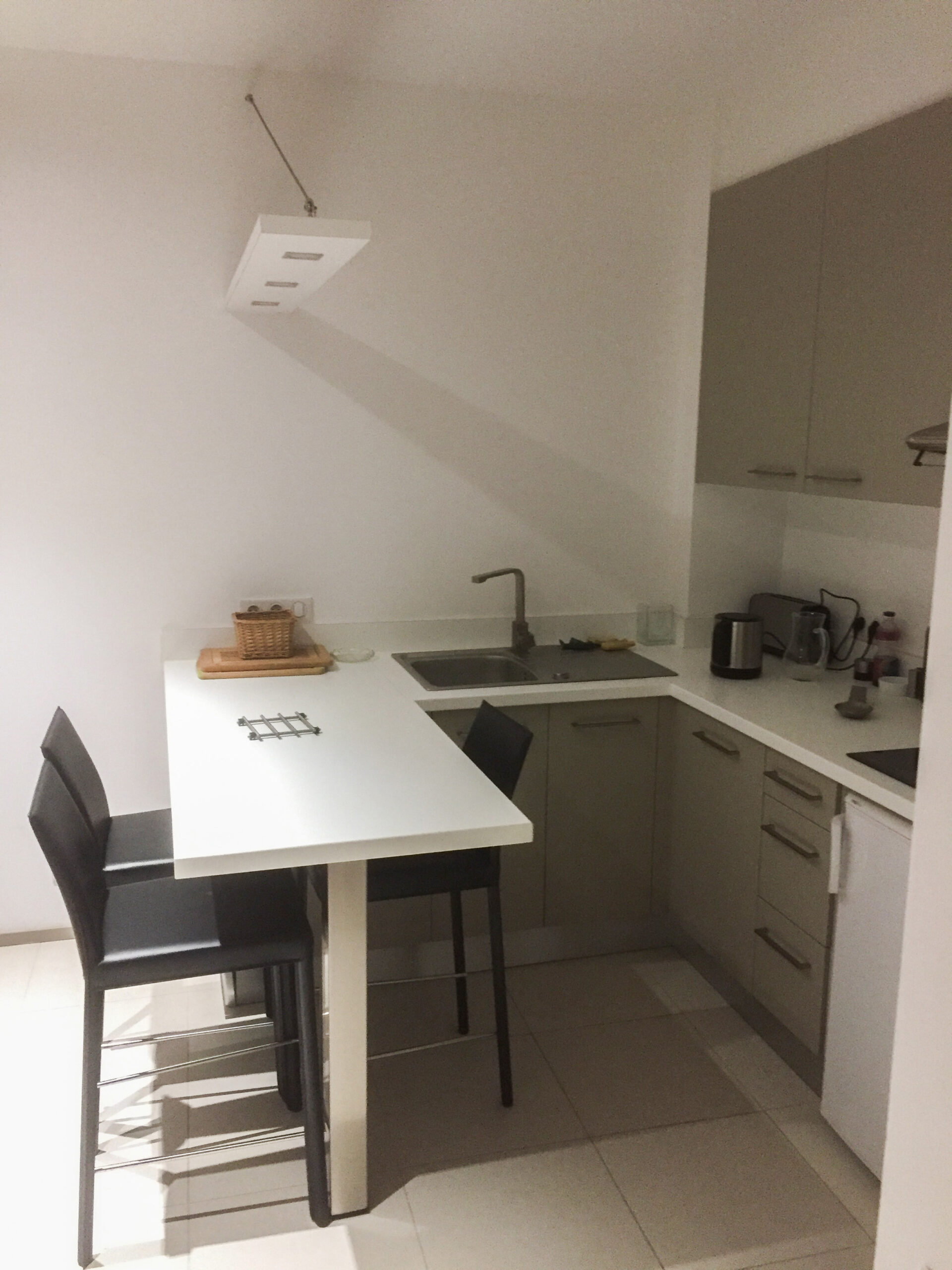 Cuisine compacte table intégrée sur mesure Toulouse