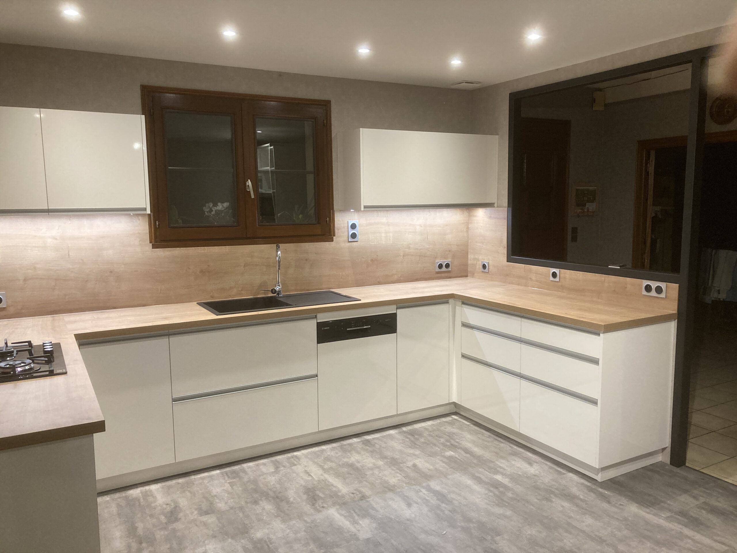 Cuisine équipée bois clair plan travail sur mesure Toulouse