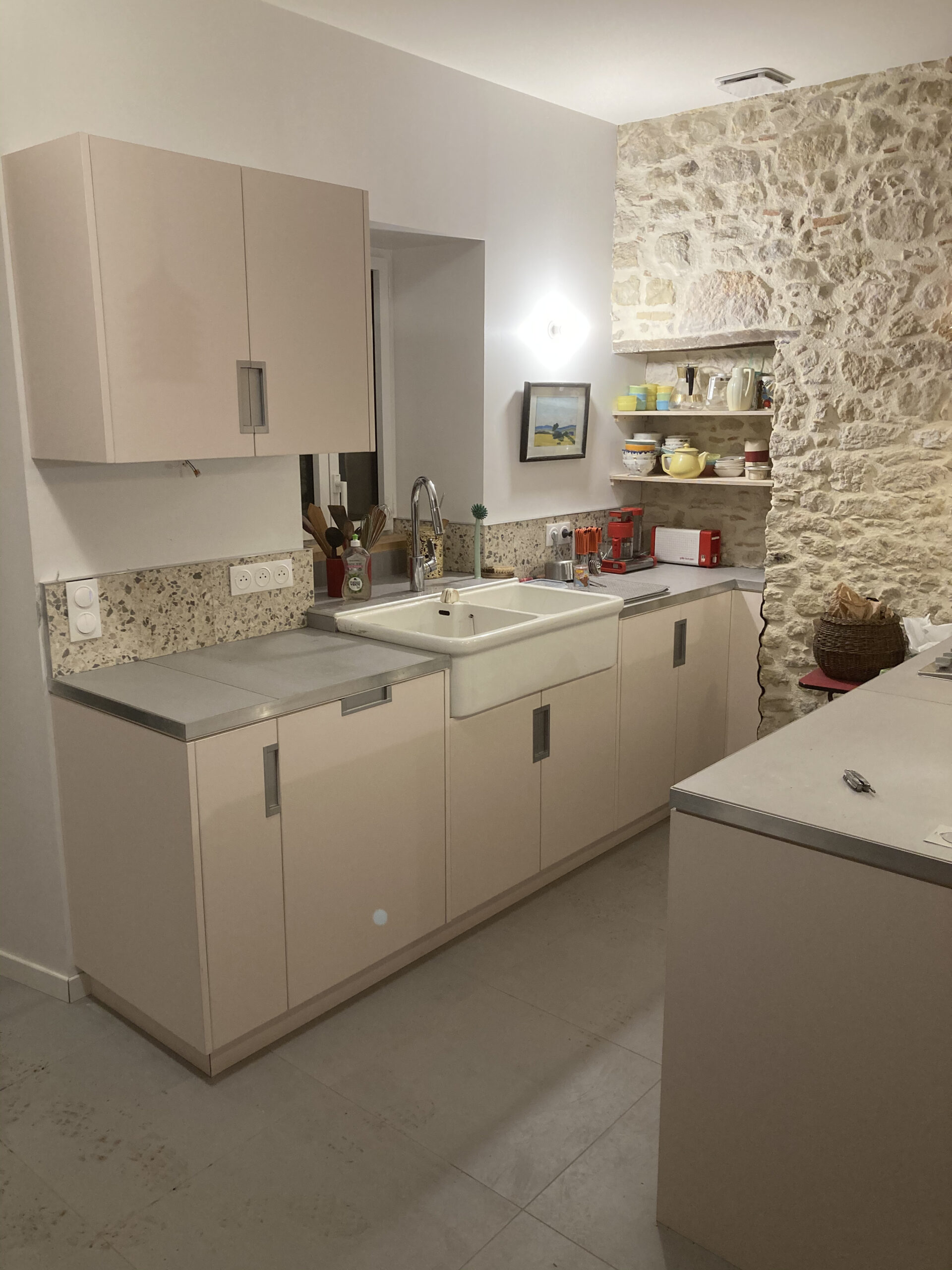 Cuisine contemporaine bois massif rangements Toulouse