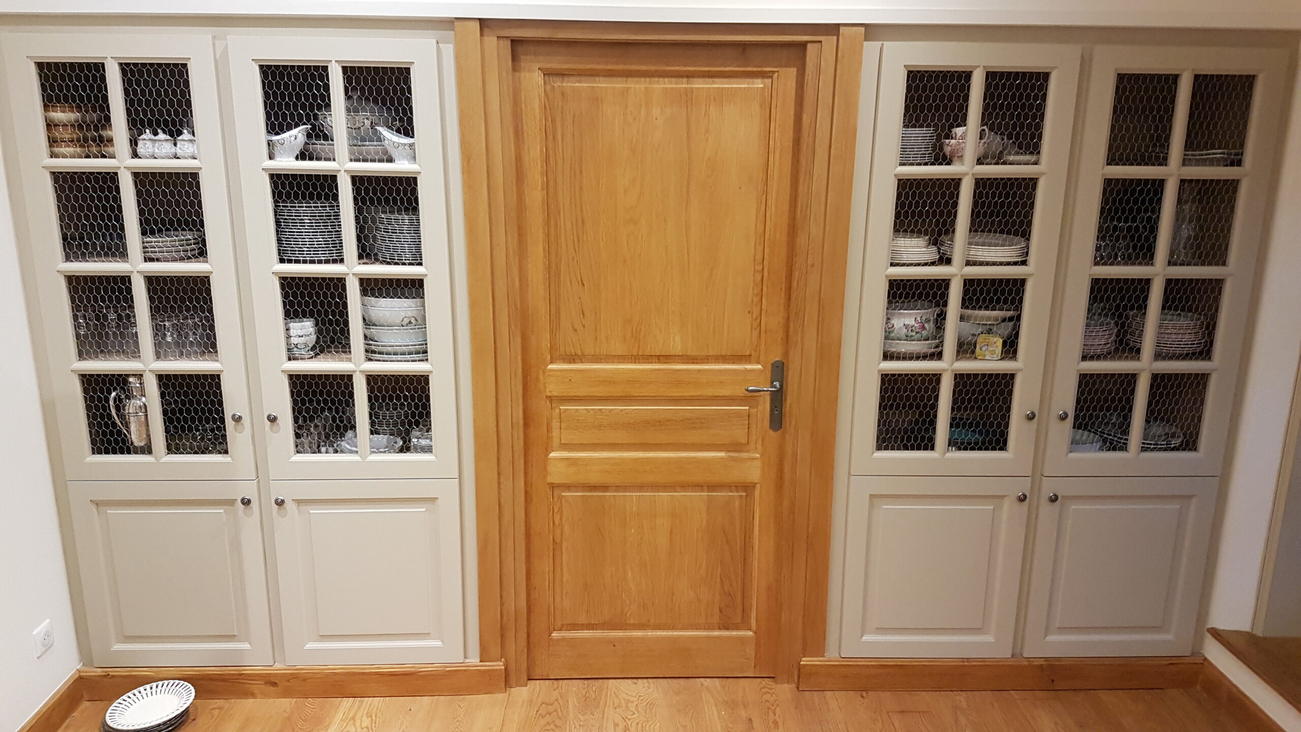 Porte contemporaine bois massif rangements intégrés Toulouse