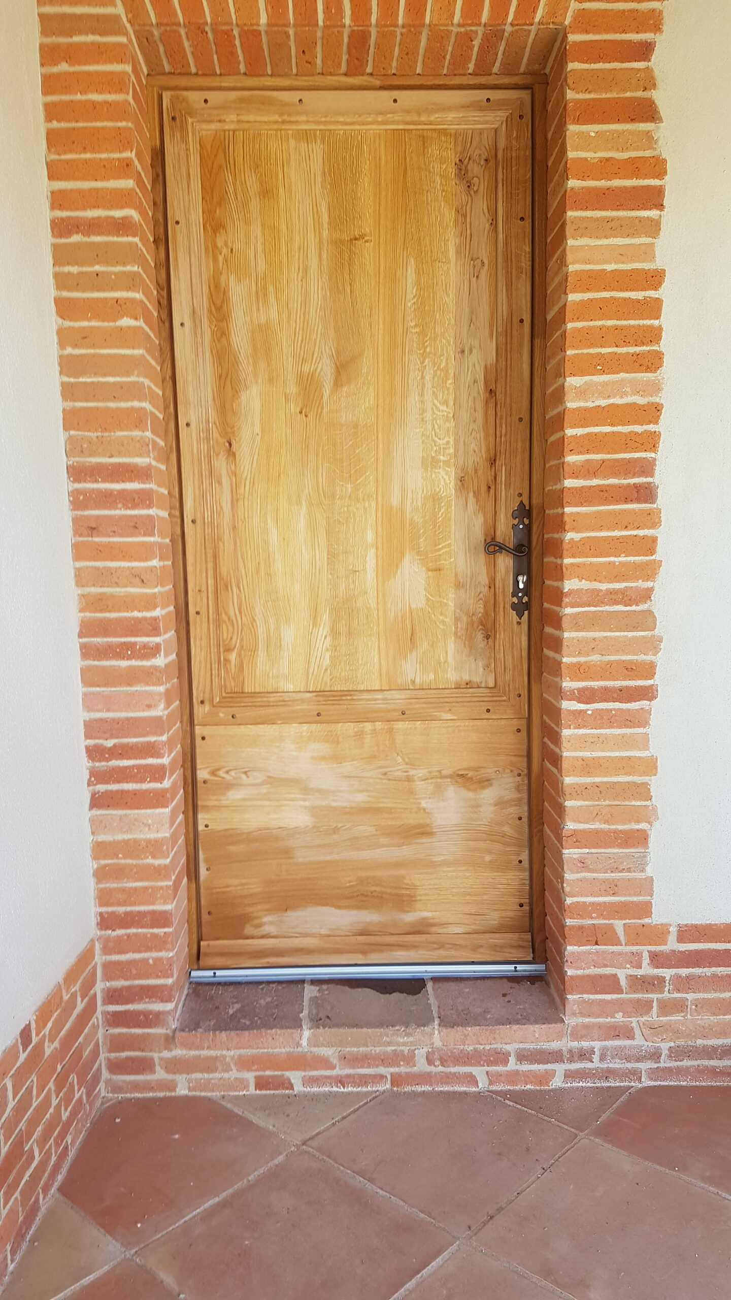 Porte d&rsquo;entrée bois massif sur mesure design rustique Toulouse